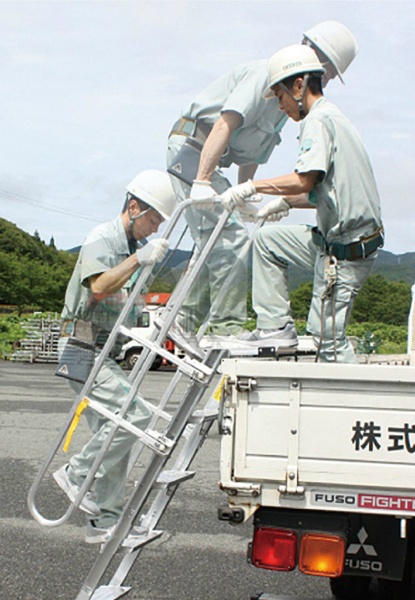 アルミ製トラック昇降ステップトラックライム REGシリーズ
