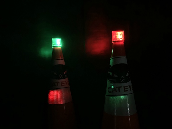 ソーラー式工事灯 クレインスター LE-160 φ67×128mm クリアレンズ 赤色×1灯 緑×1灯 夜間自動点滅機能付