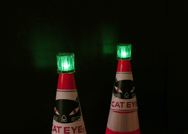 ソーラー式同期工事灯 クレインスターPlus LE-165 φ78.1×153.8mm 赤色×2灯・緑色×2灯 2.4GHz通信 同期点滅 夜間自動点滅機能付