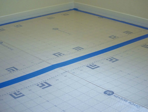 【20枚セット】4つ折りタイプ 方眼目盛付 養生敷板 メジャーボード 厚み3mm 900mm×1800mm ポリプロピレン製 壁養生・床養生用