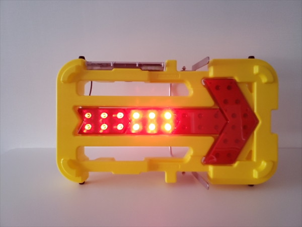LED矢印板 ハイブリット（ソーラー/電池）式 「壊れにくい矢印板」 ブロー成形 PE製 KAB-003 H464×W779mm 方向指示板