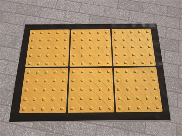 折りたたみ式点字マット 300mm角 警告（ポイント）タイプ  3枚2列 AR-0958 W710mm×L1020mm 短期移設工事向け 点字ブロック 視覚障害者誘導用ブロック アラオ ARAO