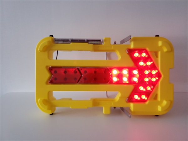 LED矢印板 ハイブリット（ソーラー/電池）式 「壊れにくい矢印板」 ブロー成形 PE製 KAB-003 H464×W779mm 方向指示板