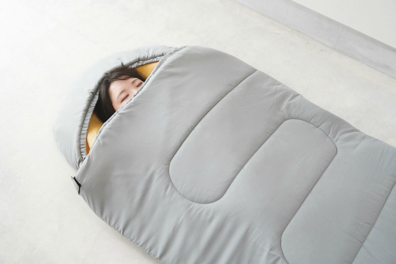省スペース備蓄とフリース毛布の暖かさを両立した現場向け非常用寝袋