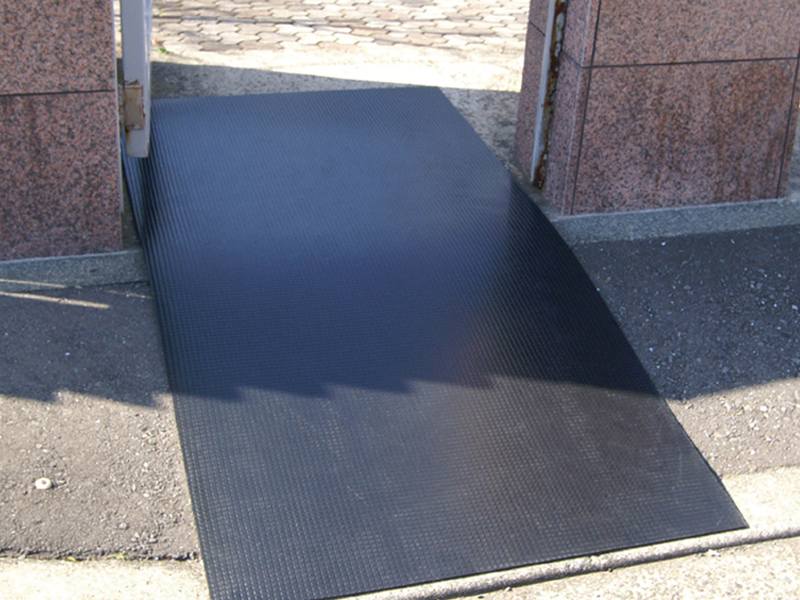 樹脂製敷板 ジュライト10 910mm×1,820mm 総厚10mm 薄肉タイプ 歩行者・台車向け 養生用 シボ加工 再生ポリエチレン製 京葉興業