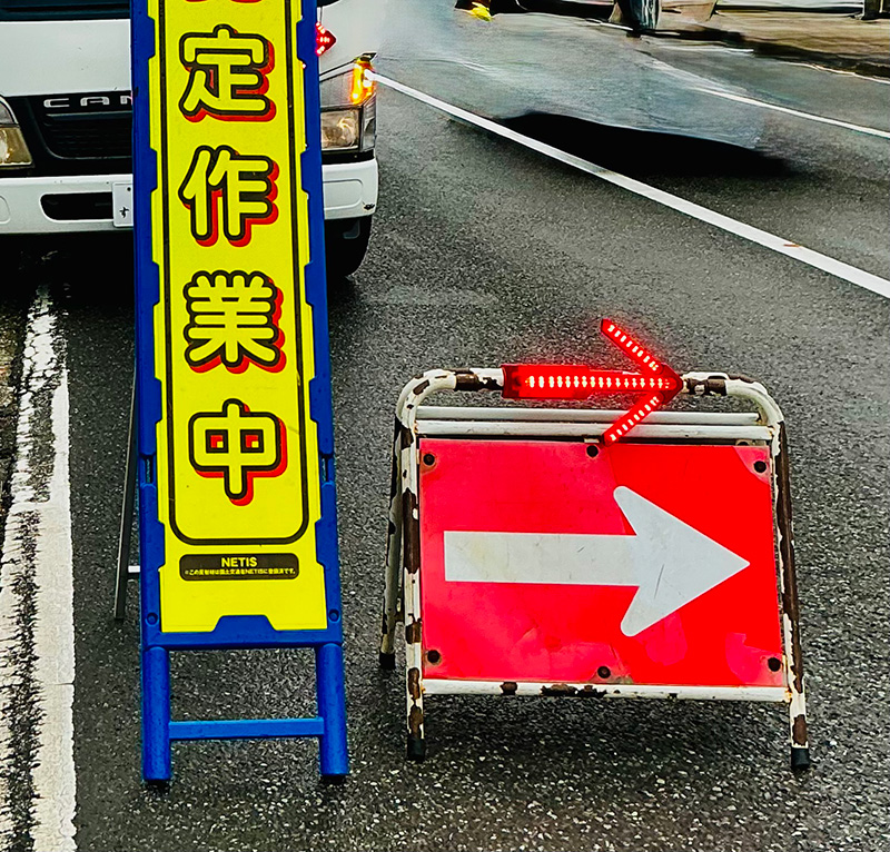 【レッド】矢印アローくん 高輝度LED矢印板 マグネット付 視認性500m 点灯時間8~25時間 約500g 誘導灯 警告灯 交通整理 仮設標識 スノーポール代用 あかりファクトリー