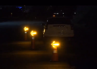 【イエロー】矢印アローくん 高輝度LED矢印板 マグネット付 視認性500m 点灯時間8~25時間 約500g 誘導灯 警告灯 交通整理 仮設標識 スノーポール代用 あかりファクトリー