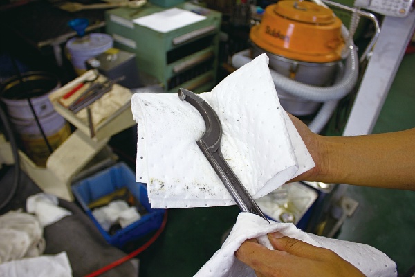 【4ケースセット】吸油シート 裏地なしタイプ 300mm×400mm 2mm厚 オイル専用 漏油対策 メンテナンス用 テラモト TERAMOTO MR-939-302-0