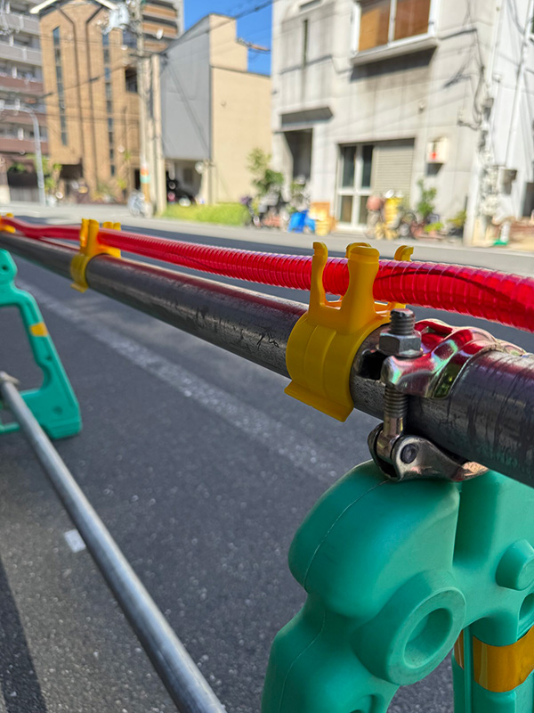 プラスポット のぼり旗・単管固定 チューブライト・電源コード単管ガイド 48.6単管用 イエロー アラオ