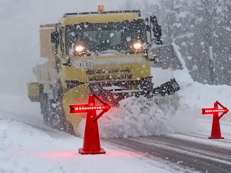 【レッド】矢印アローくん 高輝度LED矢印板 マグネット付 視認性500m 点灯時間8~25時間 約500g 誘導灯 警告灯 交通整理 仮設標識 スノーポール代用 あかりファクトリー