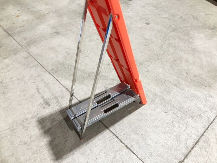 【スリムタイプ】工事看板用重石 いもり君 10kg W660mm×D105mm×H50mm 鋳物製重し