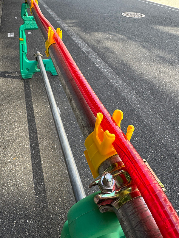 プラスポット のぼり旗・単管固定 チューブライト・電源コード単管ガイド 48.6単管用 イエロー アラオ