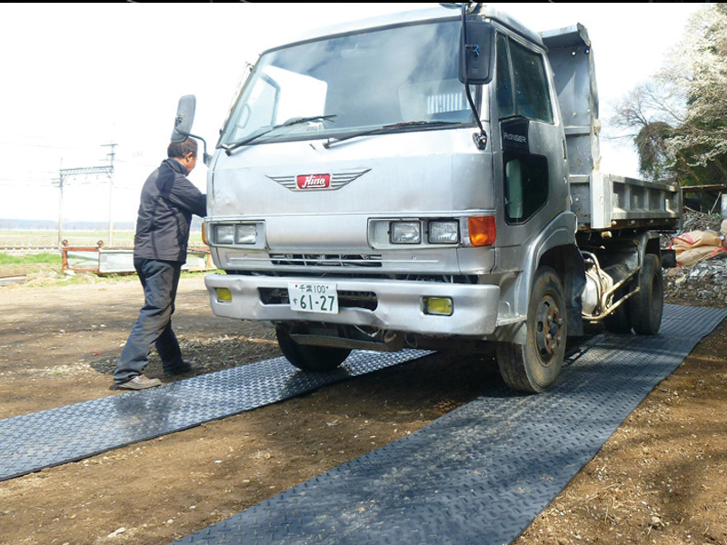 樹脂製敷板 スーパージュライト36 910mm×1,820mm 総厚15mm 3×6判 サブロク判 工事・建設現場向け 簡易養生用 軽量 コンパクトサイズ 再生ポリエチレン製 京葉興業