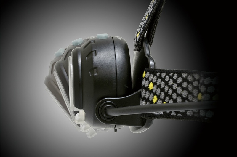 GENTOS LEDヘッドライト モーションセンサースイッチ AR-100H 670lm IP64準拠 AXRAY 専用充電池 乾電池兼用/USB充電 フォーカスコントロール ワイド・スポット無段階調整 ジェントス