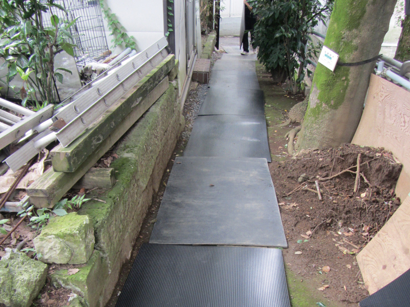樹脂製敷板 ジュライト10 910mm×1,820mm 総厚10mm 薄肉タイプ 歩行者・台車向け 養生用 シボ加工 再生ポリエチレン製 京葉興業
