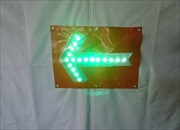 LED矢印シート 線形型誘導標 LEDシェブロン 流動点滅　【矢印タイプ】 グリーン H400×W500mm マグネット・ハトメ穴付き 方向指示板